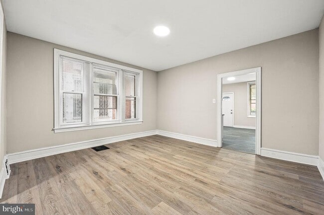 Building Photo - 5011 Larchwood Ave