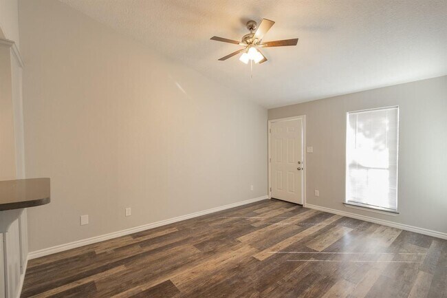 Building Photo - 3900 Woodchase Dr