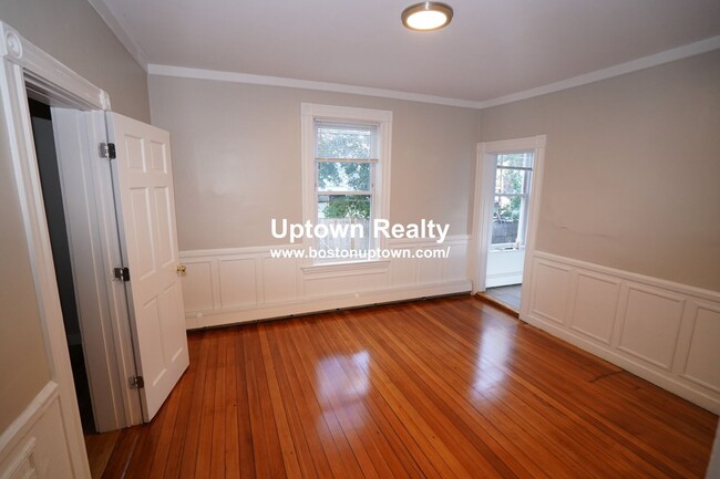 Building Photo - Spacious 2 Bed Right In The Heart Of Allston!