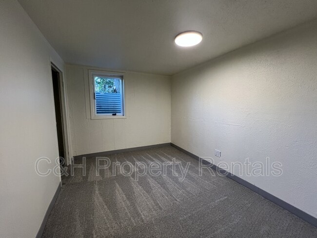 Building Photo - 631 Miles Ave