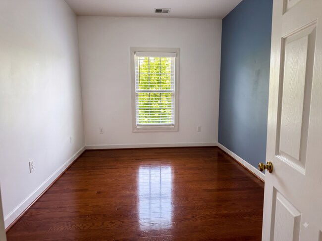 Building Photo - 3670 Carriage Hill Dr