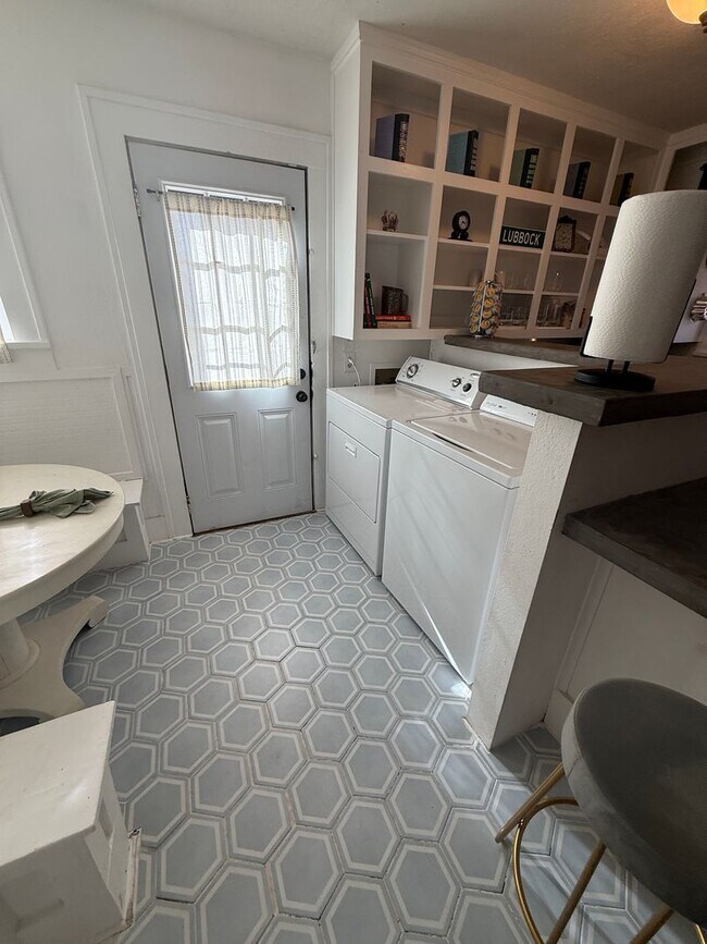 Building Photo - Available NOW!! 2/1 in South Overton