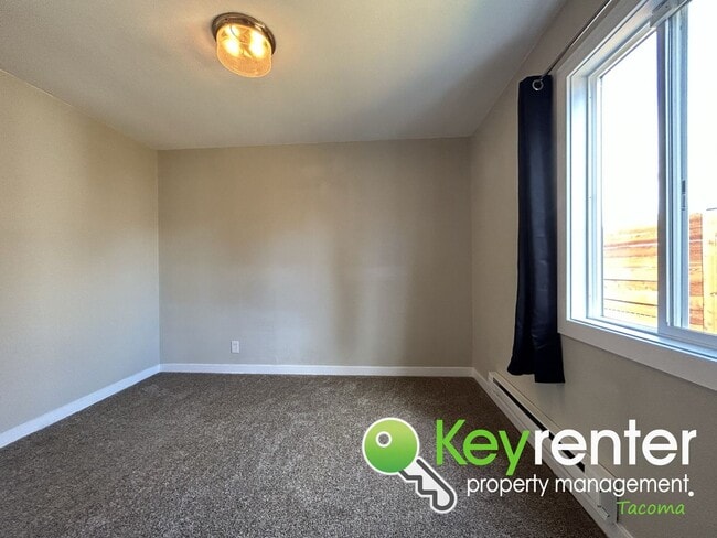 Building Photo - Tacoma Gardeners Dream 2Bed/1Bath