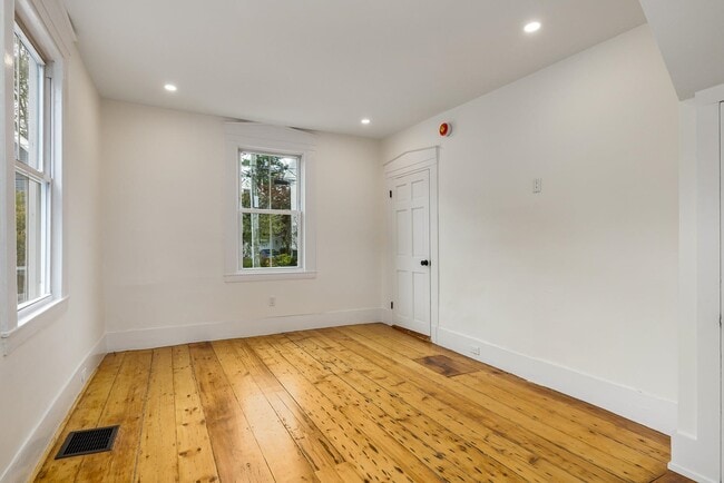 Building Photo - 26 Cabot St