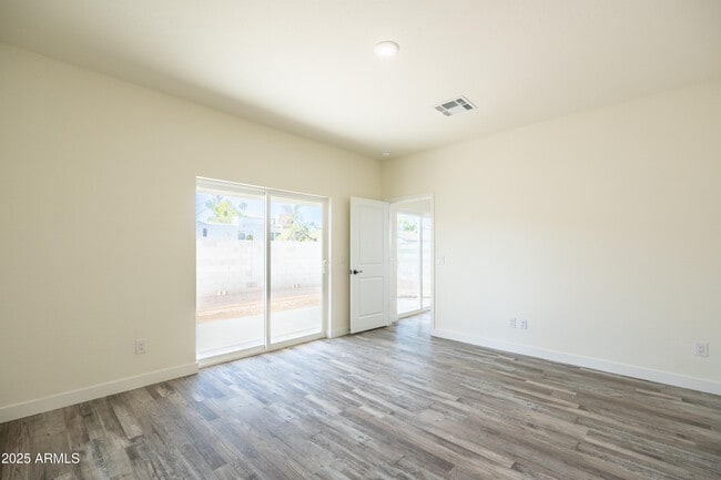 Building Photo - 909 E Desert Ln
