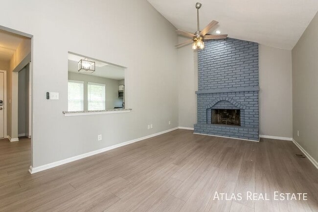 Building Photo - $500 off Move-In Costs and 4 WEEKS FREE RE...