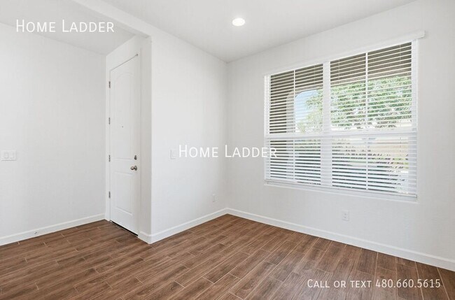 Building Photo - 2713 N Camden Dr