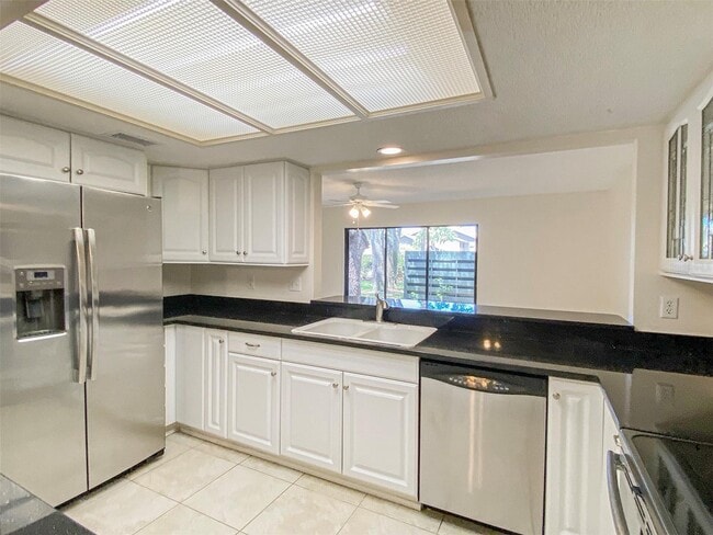 Building Photo - 955 Sunridge Dr