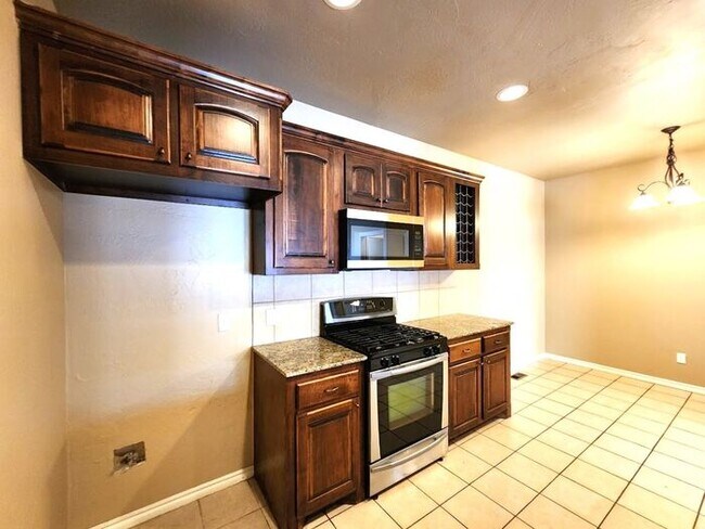 Building Photo - 4 Bed 2 Bath 2 Car Duplex in the Oxford Park Addition in Edmond