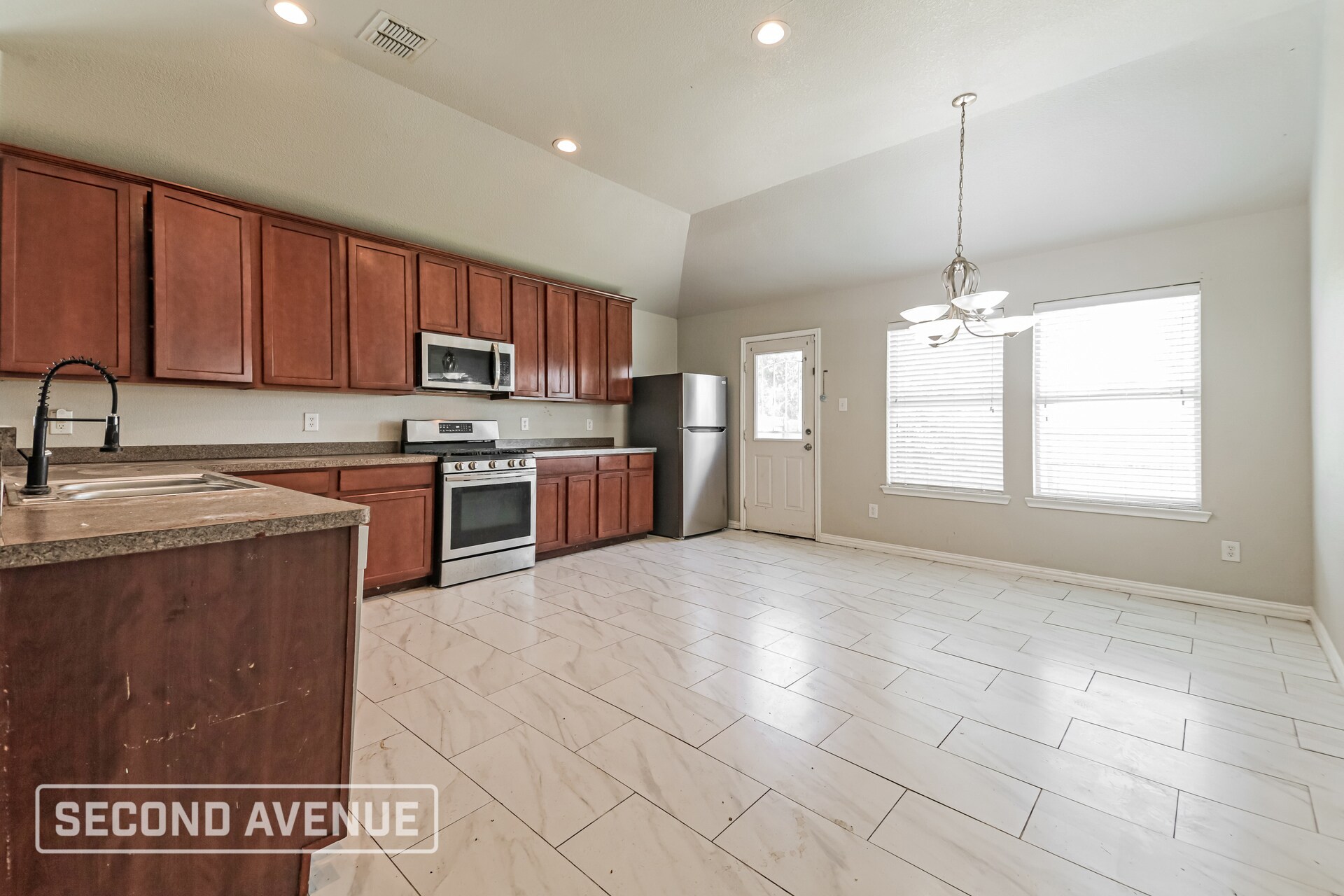 Building Photo - 2121 Juniper Dr