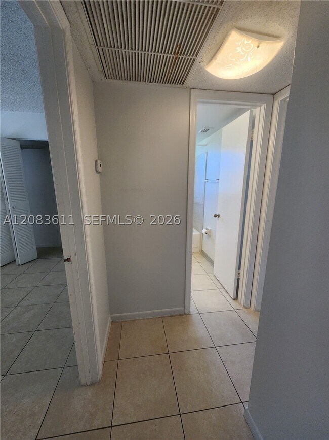 Building Photo - 10004 Twin Lakes Dr