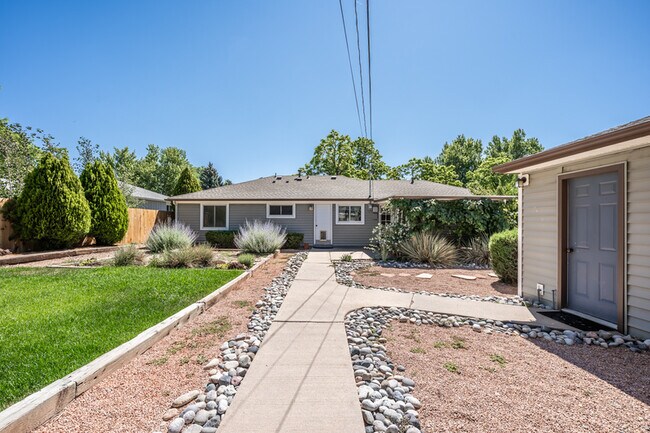 Building Photo - 2140 Robin Dr
