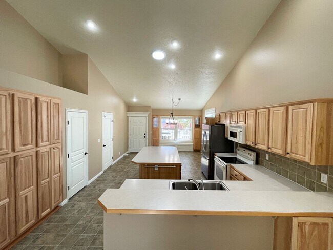 Building Photo - Beautiful 2 bed 2 bath home in the Woodbri...