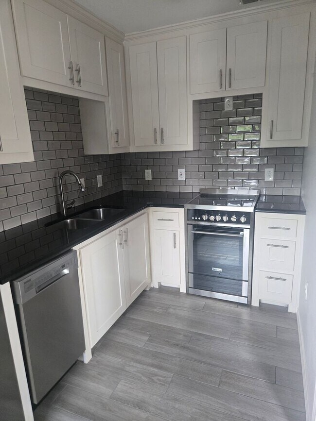 Building Photo - Adorable 1 bedroom/1 bathroom with secured entry!