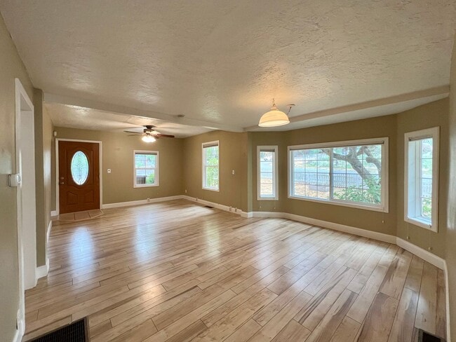 Building Photo - Outdoor Oasis: Charming 3 Bed 2 Bath House!