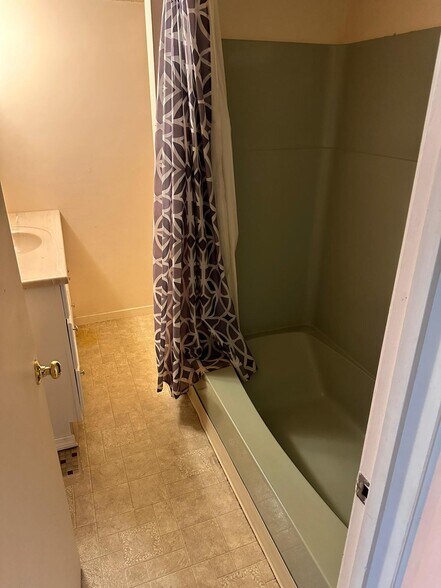 Primary Photo - 520 Bankside Holw