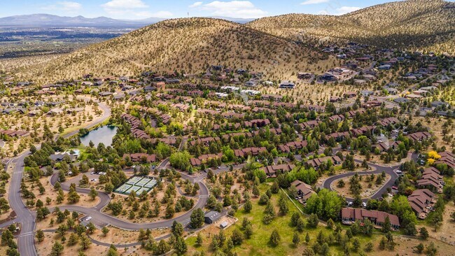 Building Photo - Eagle Crest Townhome Steps to Lakeside Cen...