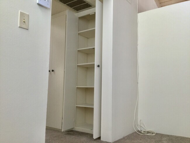 Building Photo - 2493 1/2 S Barrington Ave