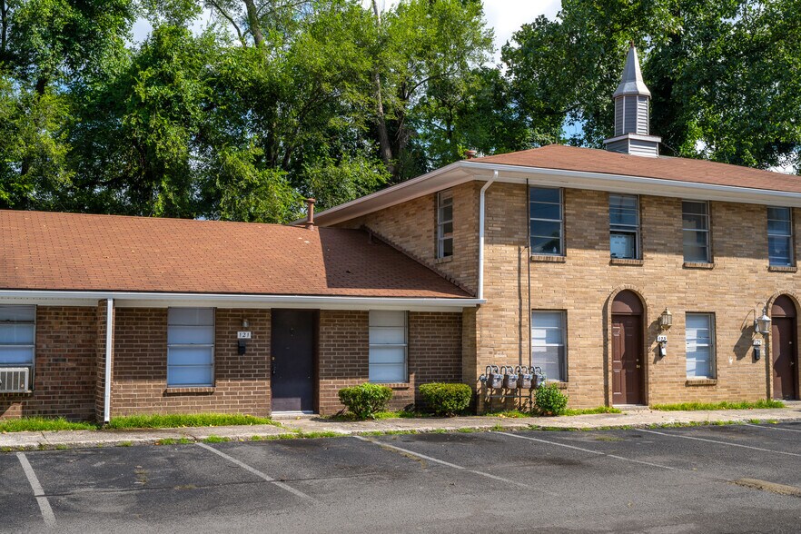 Dixie Downs Apartments 4319 Sanders Ln Louisville KY 40216