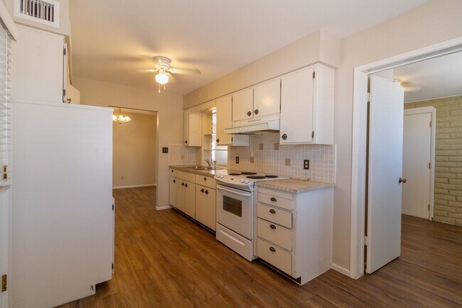 Building Photo - Nice 2 bedroom 1.5 bath in a nicely locate...