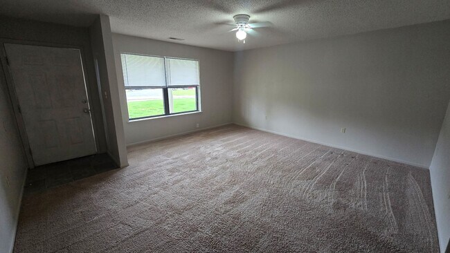 Building Photo - Ground Level 1 Bedroom Apartment w/ Washer/Dryer Connections