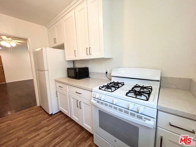 Building Photo - 1146 N Formosa Ave