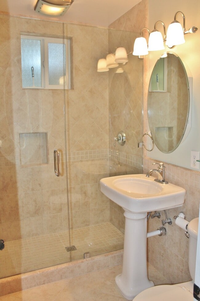 Building Photo - 3170 Strathmore Dr