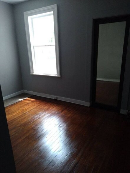 Primary Photo - 190 Main St