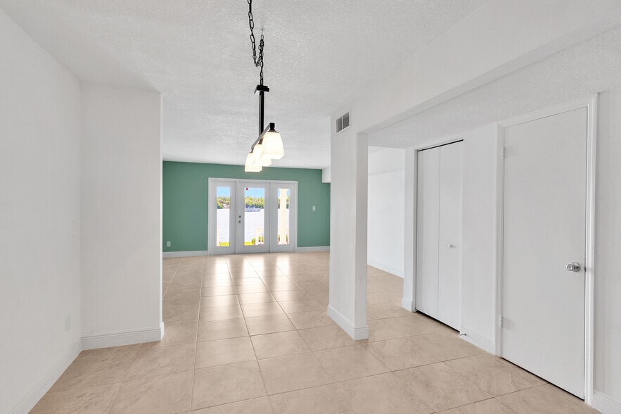 Building Photo - 3743 Pompano Dr SE