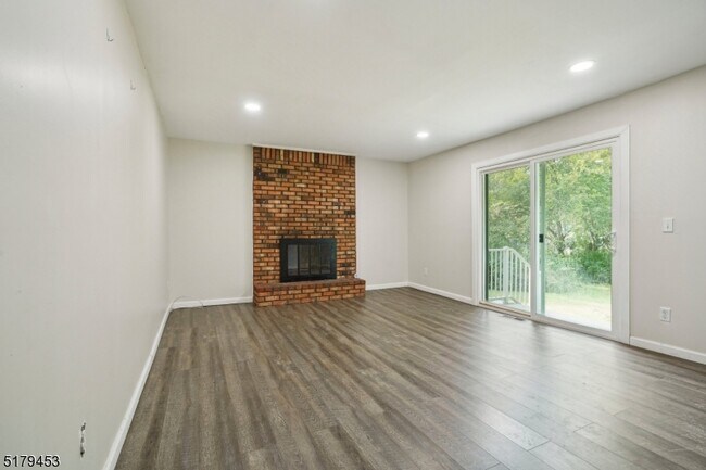 Building Photo - 4 Fern Ct