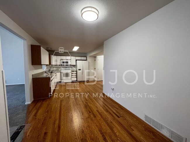 Building Photo - Spacious Rockrimmon Townhome