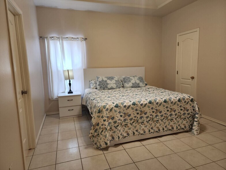 Building Photo - 3810 W Sarah Evans