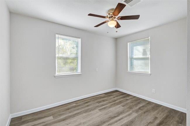 Building Photo - 207 E Bernard St