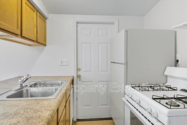 Building Photo - 1662 N Beverly Ave