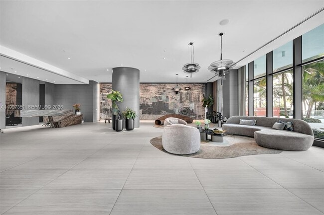 Building Photo - 460 NE 28th St