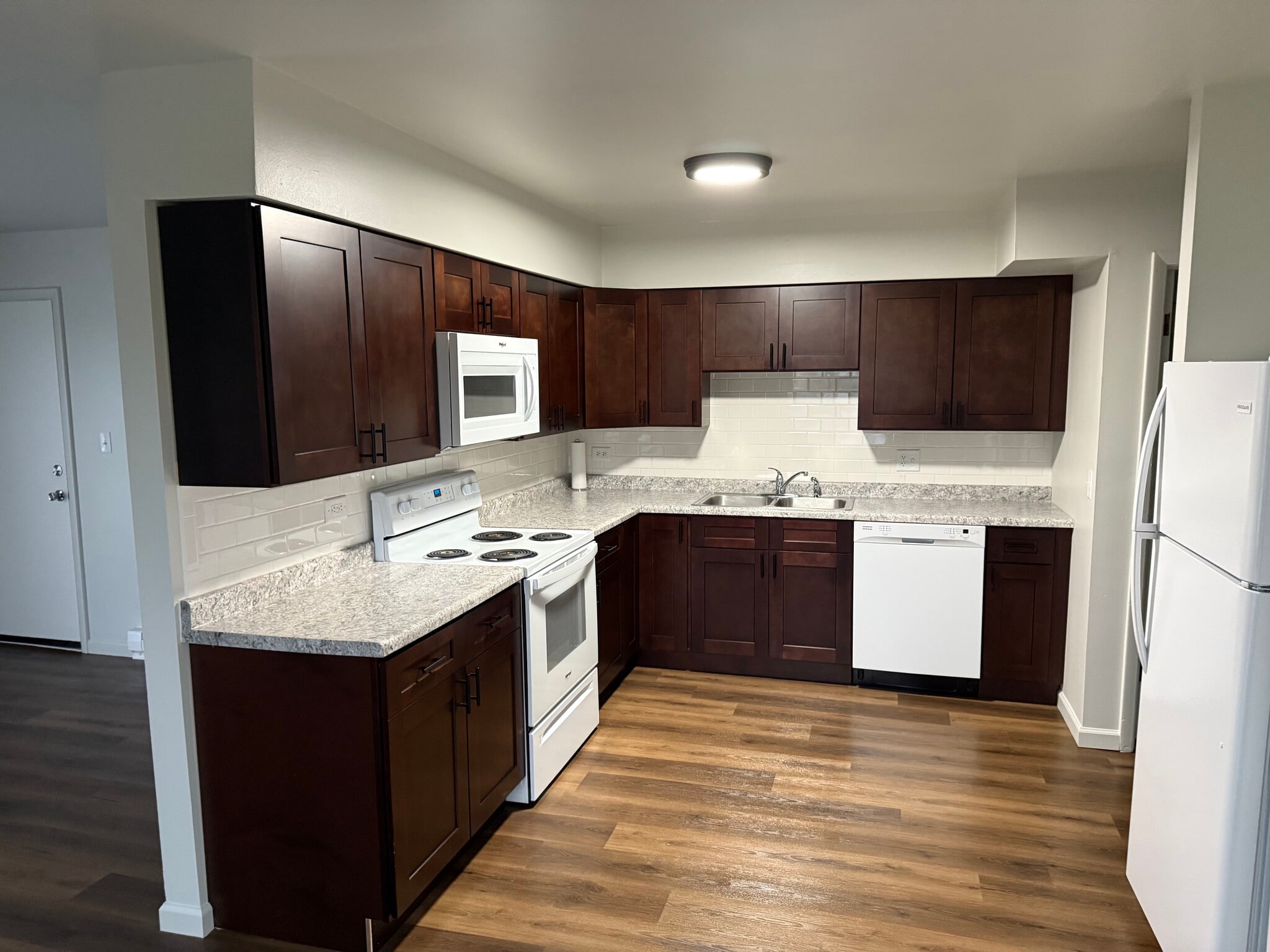 Building Photo - 374 Lynn Dr