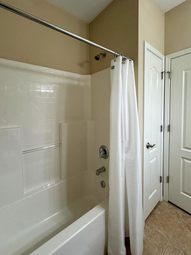 Building Photo - Charming 3 Bed 2 Bath Condo in Fayetteville