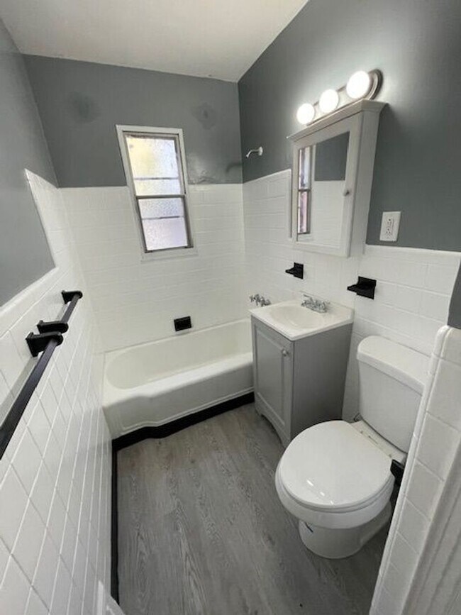 Building Photo - Renovated two bedroom unit!