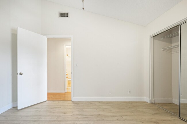 Building Photo - 10910 Lakemore Ln