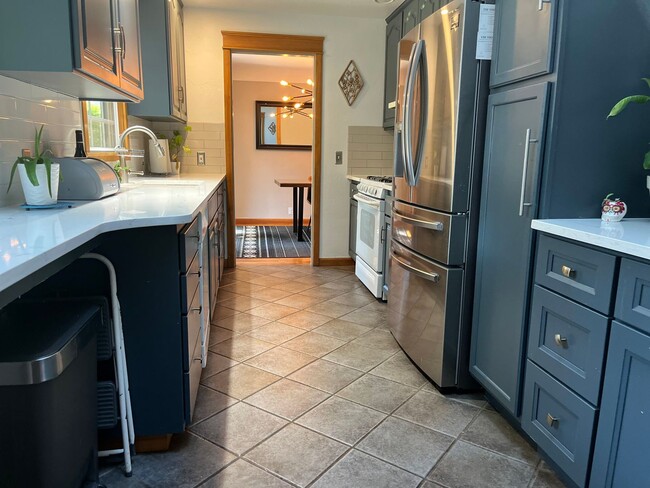 Building Photo - Beautiful custom 3 bedroom 2 bath house in...