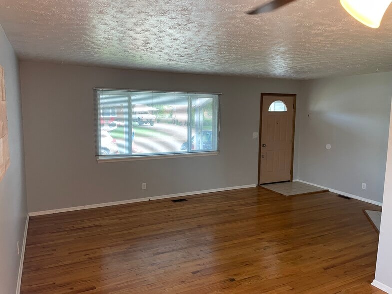 Upstairs Living Room - 3011 N Stout Rd