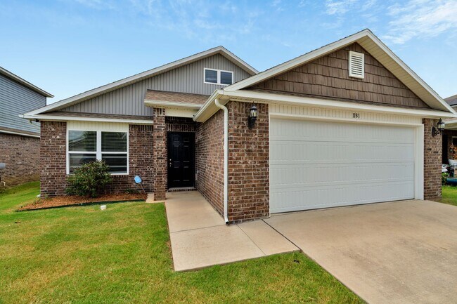 Building Photo - 3 Bed 2 Bath home mins away from the University!
