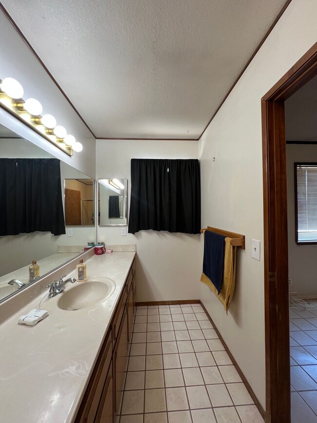 Building Photo - 3 Bedroom 2 Bathroom House with RV Parking...