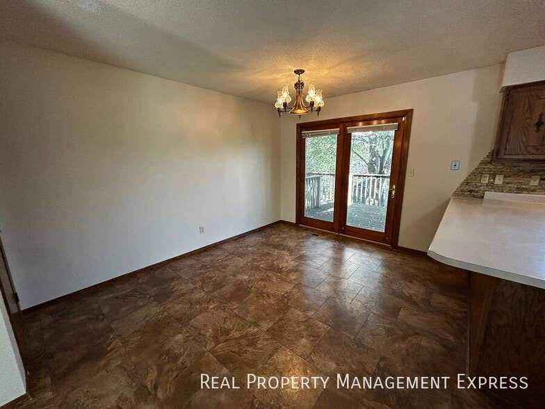 Building Photo - 3 Bedroom 2 Bathroom Home with a Fireplace...