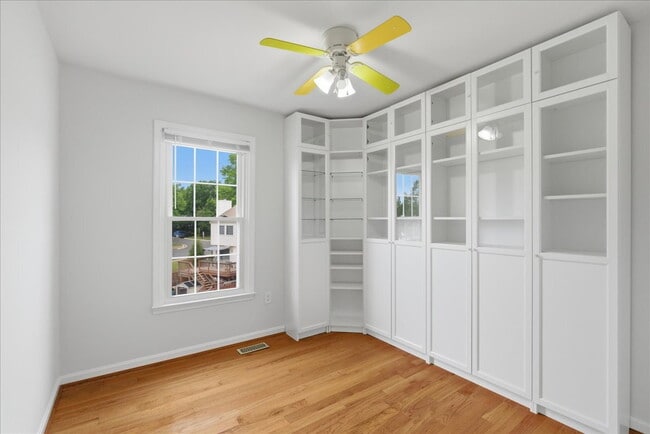 Building Photo - Welcome home to this beautifully updated and move-in-ready 3-bedroom, 3.5-bath townhouse