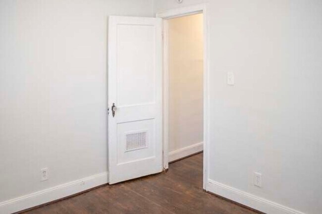 Building Photo - 2 BR/2BA | Newly Renovated Single Family Home | Additional Storage| In North Knoxville!