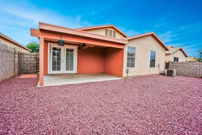 Building Photo - Beautiful Large 4 Bedroom, 2 Bath Home in ...