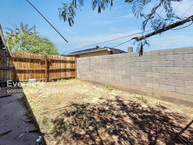 Building Photo - 3121 W Almeria Rd