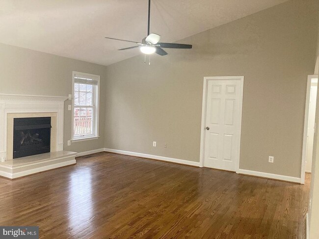 Building Photo - 3002 Lakeview Pkwy