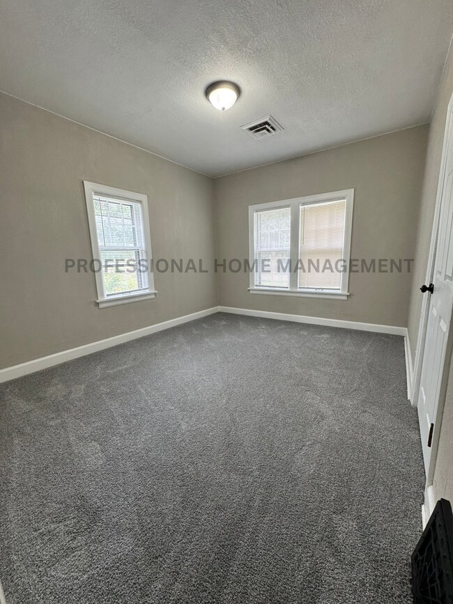Building Photo - Charming 2-Bedroom, 1-Bath Home with Finis...